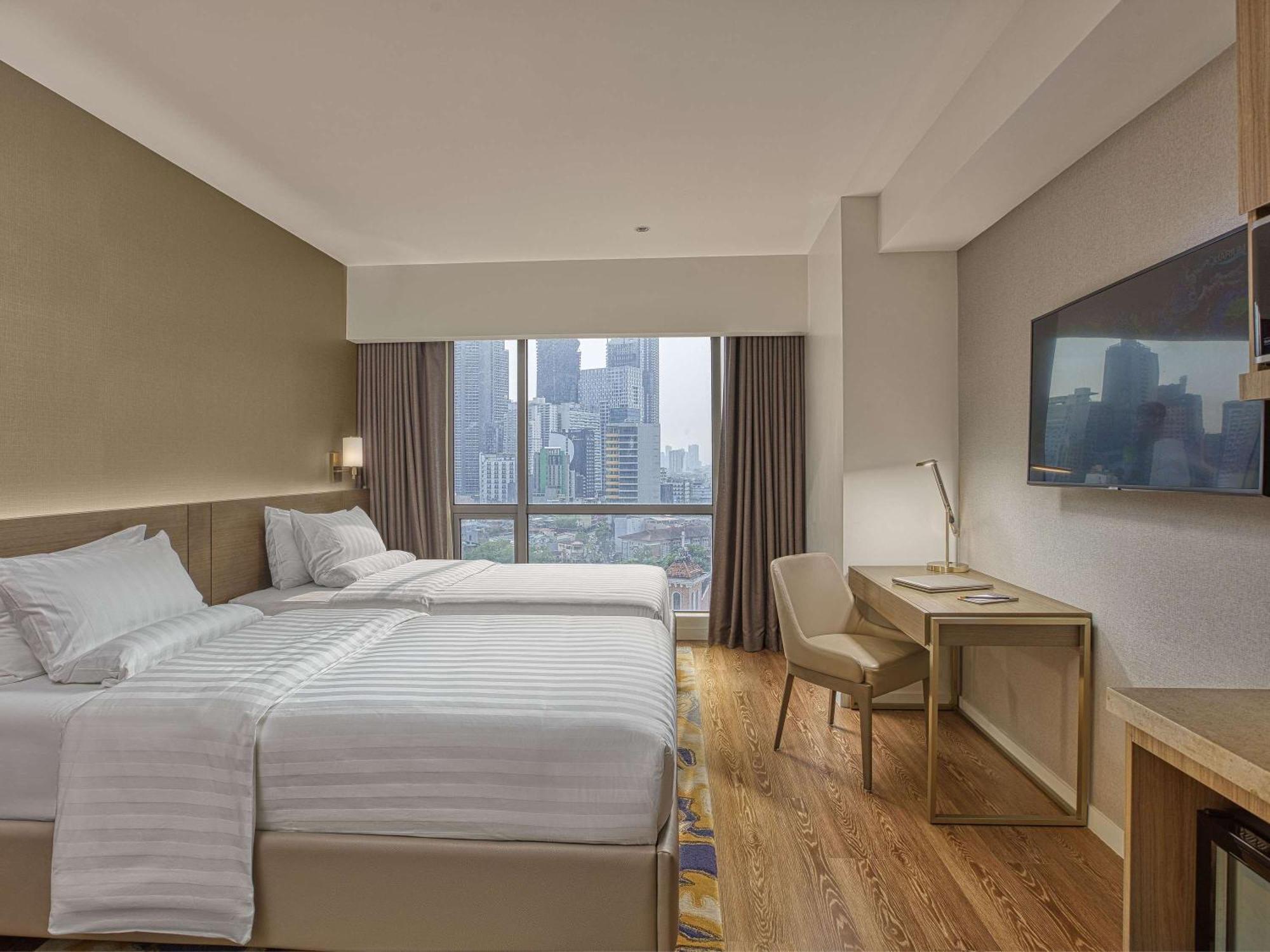 Novotel Manila At Acqua Hotel 4*